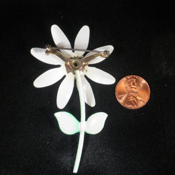 Vintage 1970s Metal Daisy Flower Brooch with White, Yellow & Green Enamel - Picture 2 of 2